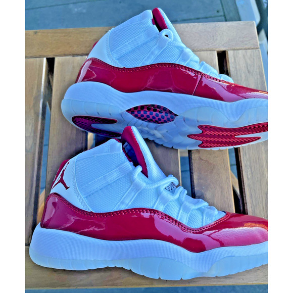 DS Air Jordan 11 Varsity Red Cherry 2022 US Youth Size 6.5 Football performance - Picture 10 of 13